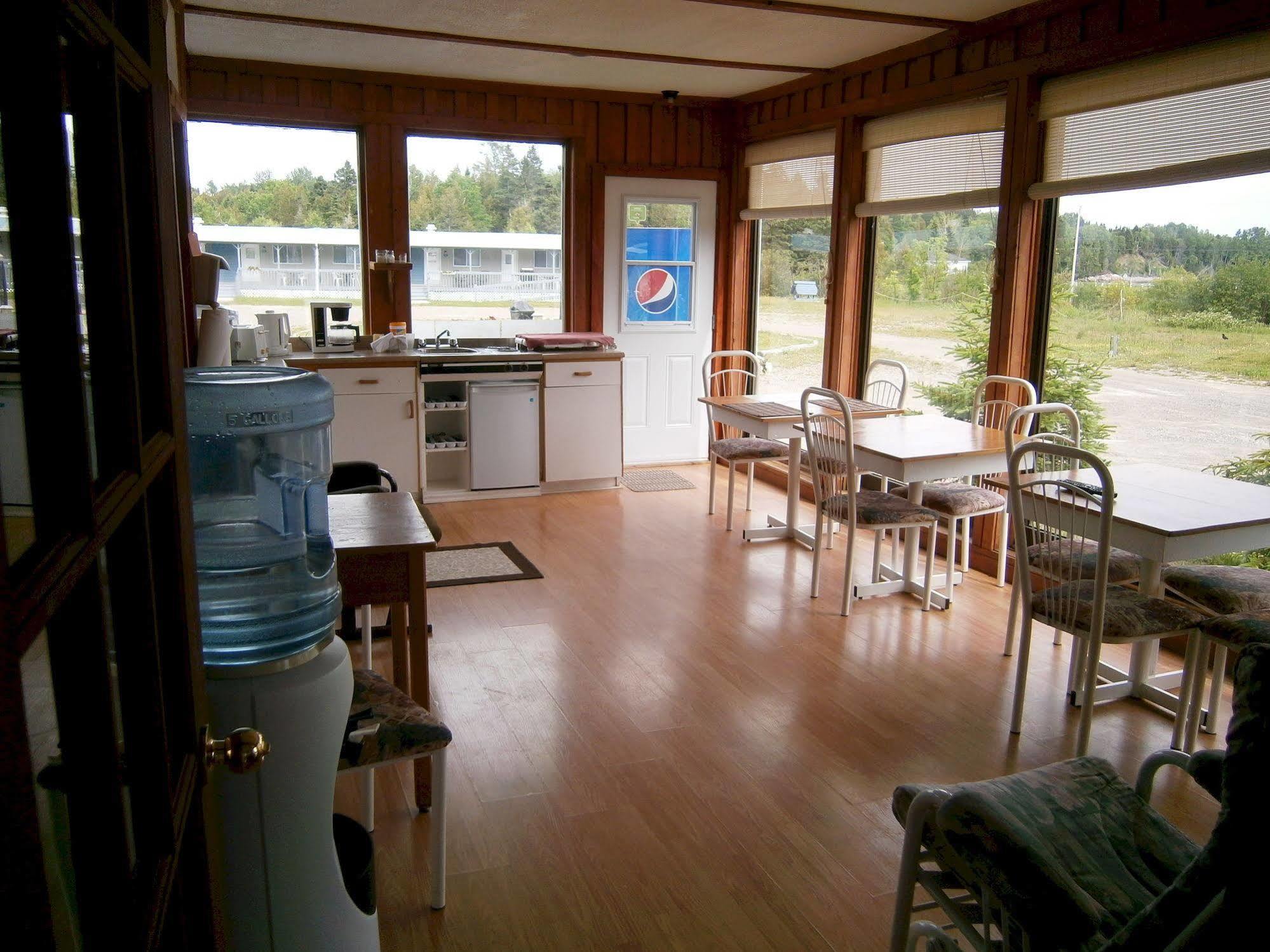 Motel De L'Anse Port-Daniel Exteriör bild