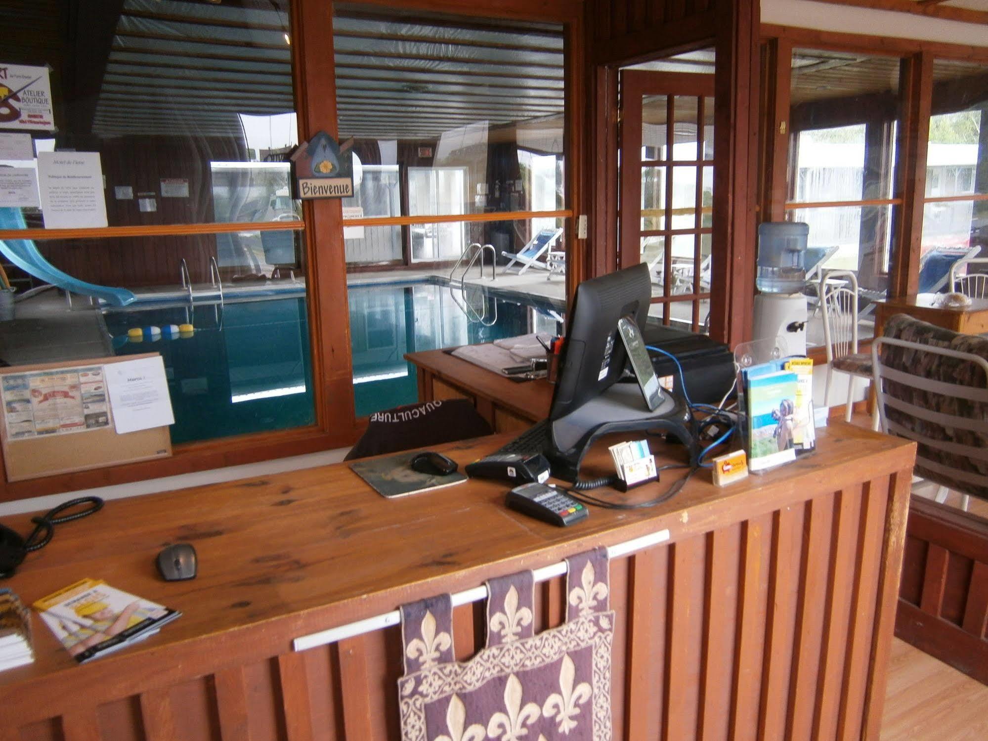 Motel De L'Anse Port-Daniel Exteriör bild