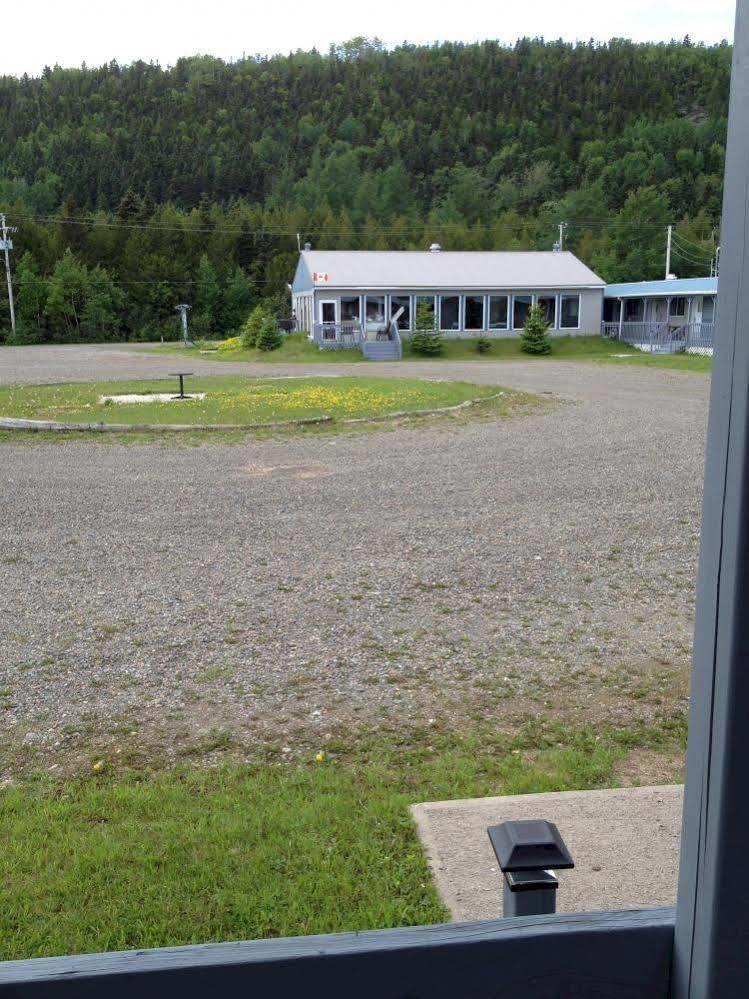 Motel De L'Anse Port-Daniel Exteriör bild